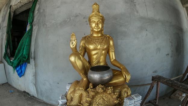 Dieser schöne Buddha will Einhalt gebieten und uns vielleicht sagen, dass in der Ruhe die Kraft zu finden ist :-))